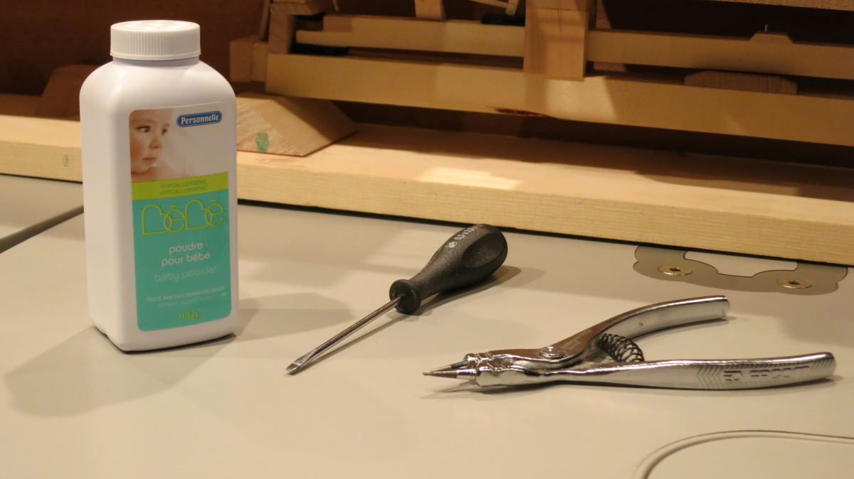 Three tools for optimizing the action: baby powder, screwdriver, reverse pliers 